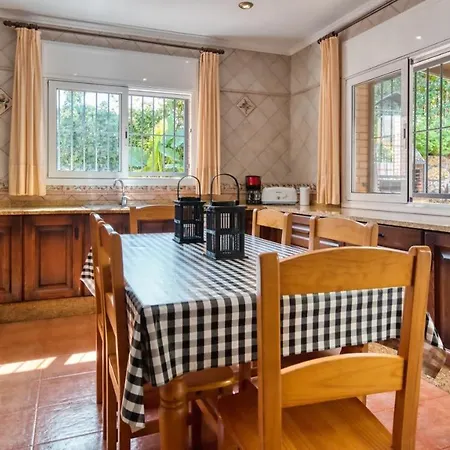 Sleeps 15 Pool Air Con Wifi *
