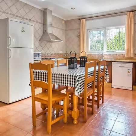 Sleeps 15 Pool Air Con Wifi *